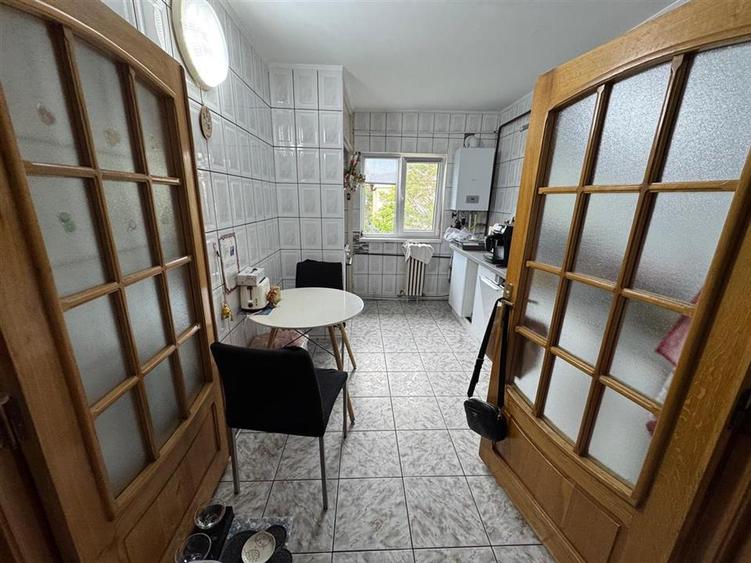 3 camere, etaj 3 cu acoperis, 2 balcoane , 2 bai, zona centrala