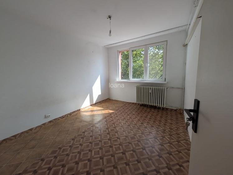 Vand apartament cu 4 camere