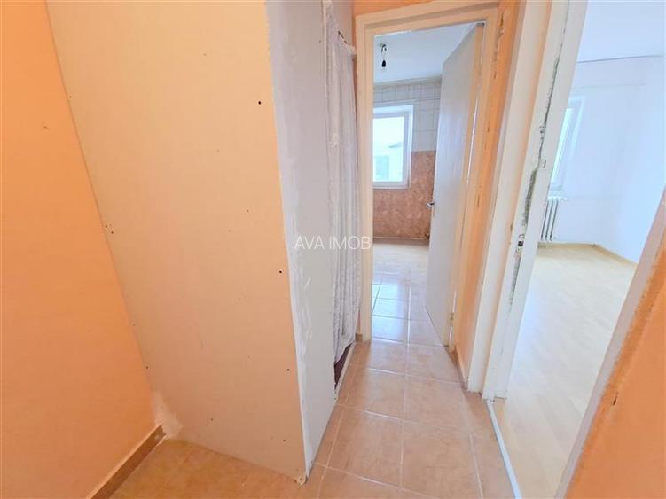 Apartament 3 camere semidecomandat, zona Milcov - 13