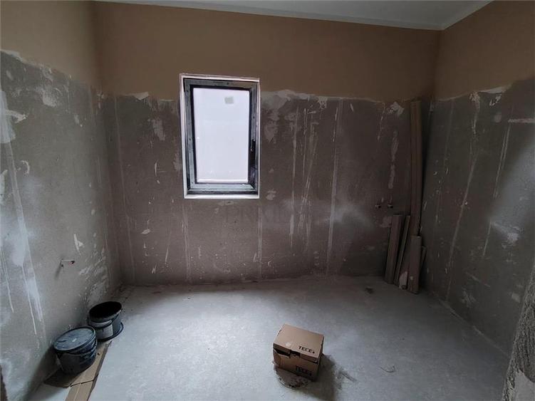 Duplex despartit prin C.T. - spatios -  5 camere - bucatarie inchisa -