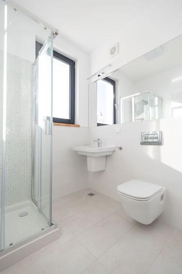 De inchiriat- apartament cu 3 camere + terasa 60mp+ parcare- Iancu Nicolae