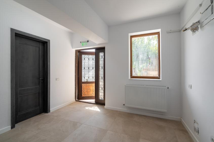 Otopeni central - Calea Bucurestilor (DN1) vila P+2 cu 7 camere 6 bai, parcare