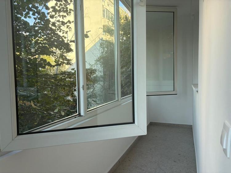 Apartament renovat cu doua camere semidecomandat, piata Domenii