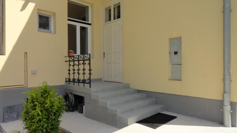 Casa recent renovata  .str. Avram Iancu, curte 300 mp, 3 parcari, zona centrala