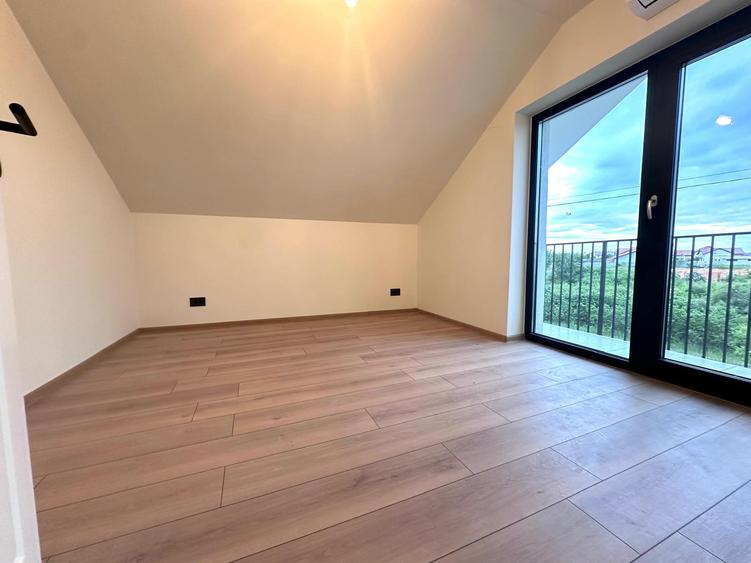 Duplex despartit prin camera tehnica- 5 dormitoare si 3 bai - Mosnita Noua