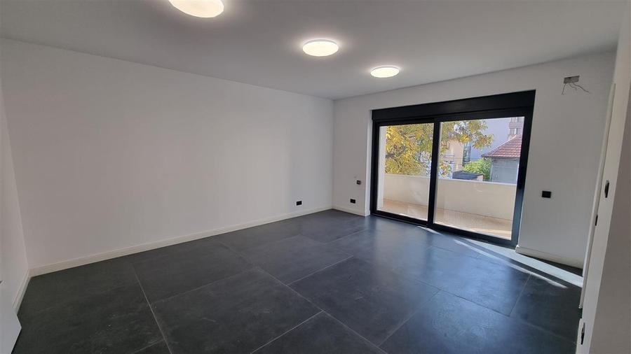 Vila - Bloc modern de 11 camere zona Centrul Civic , Onix