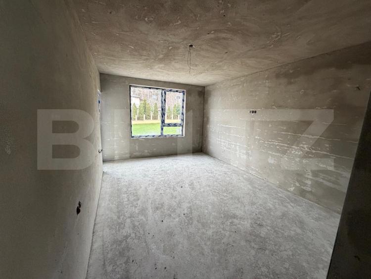 Apartament 4 camere, semifinisat cu garaj si boxa, zona Bradet