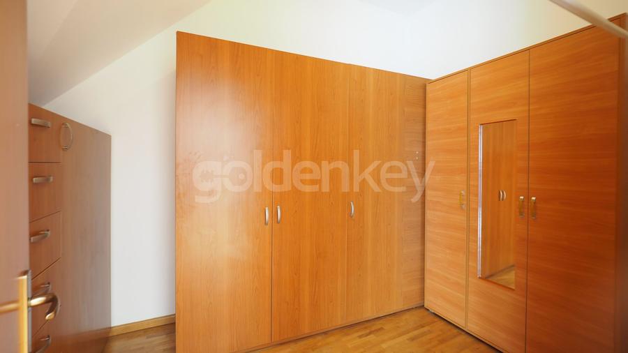 Vila cu 6-7 camere si gradina generoasa