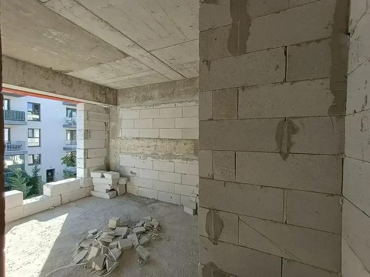 2 camere cu bucătărie închisă și balcon generos