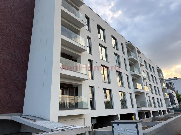 Ap 3 camere decomandat/ panouri/ 12 min Metrou 1 Dec Empire Residence
