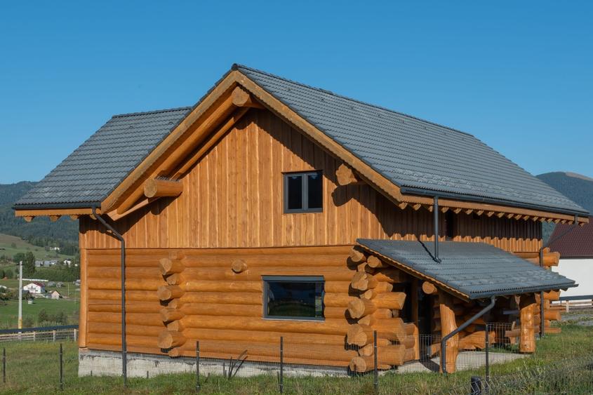 Casă din bușteni masivi | 180 mp | teren 2.440 mp | Vatra Dornei