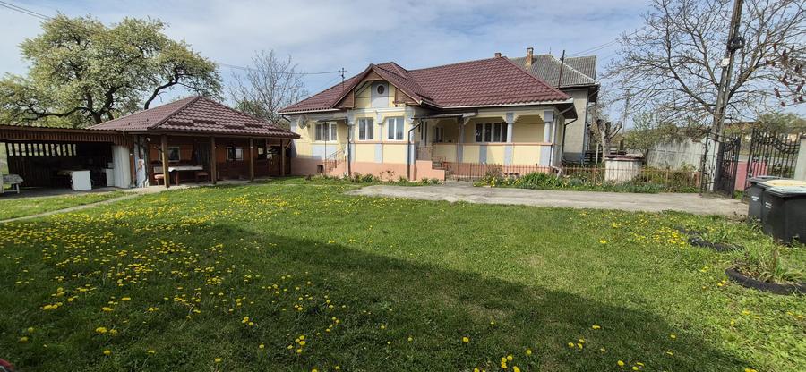 Gospodărie de vanzare, situată în Asuajul de Sus, cu teren generos de 8126