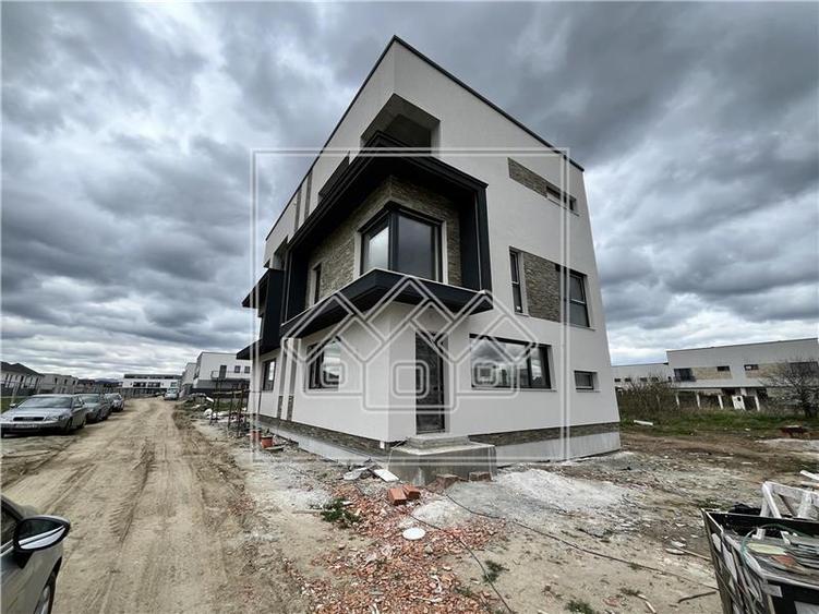 Casa tip duplex in Selimbar, 4 camere, terasa mare, teren 214 mp