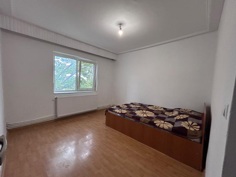 Apartament 2 camere Buzaului. Etaj 3 - zugravit recent.
