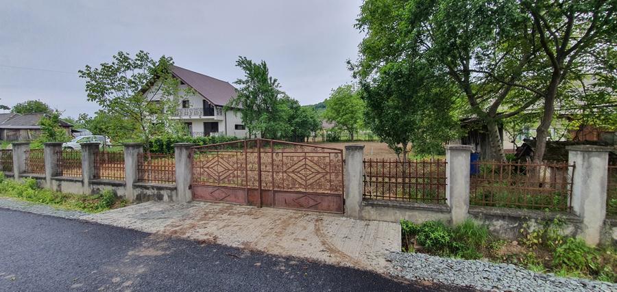 De vânzare – Casă D+P+E, anexă și teren generos  Gardani Maramures
