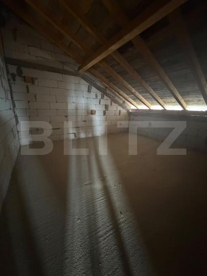 Casa de vanzare, 315 mp, 6 ari teren, 38 m front stradal, zona Plopeni