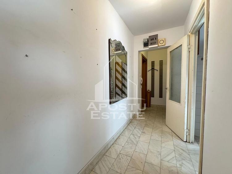 Apartament cu 3 camere, decomantat, etajul 2 , zona Spitalul Judetean