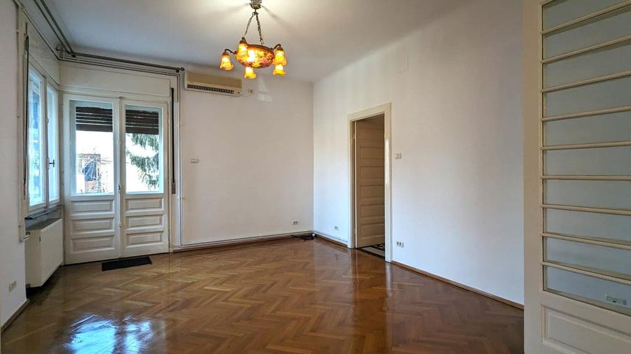 Apartament cu 6 camere si terasa, in vila Art Deco, in Capitale!