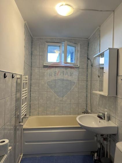 Apartament cu 4 camere de vânzare Roman central