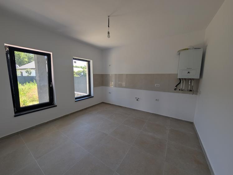 Vând casa la cheie în Hemeius - Parc Dendrologic