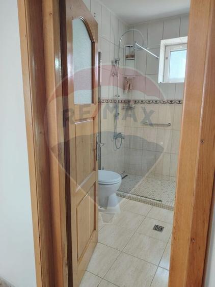 Casă / Vilă cu 8 camere de vânzare în zona Central