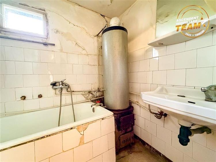 Casa din caramida cu 1.087 mp teren, pozitie centrala, utilitati la poarta, Micf