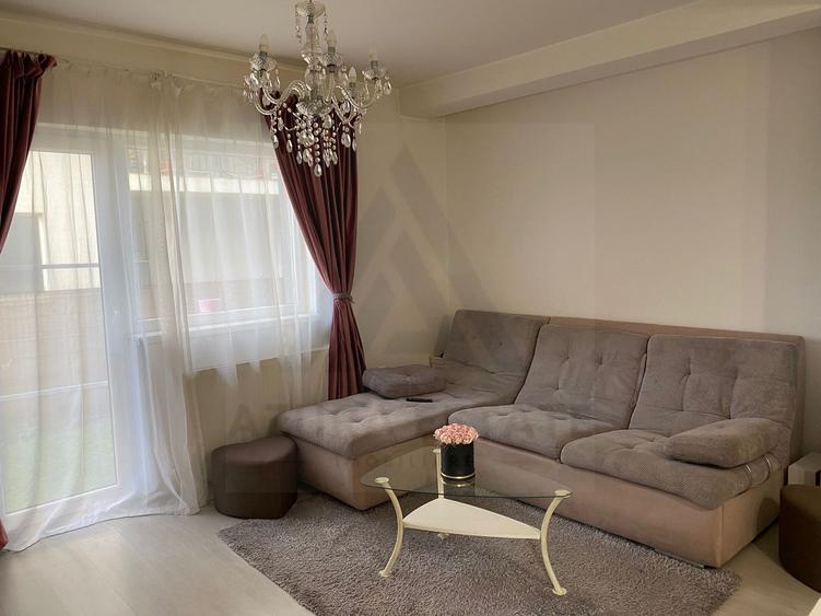 Apartament cu 3 camere 2 bai si curte individuala 74 mp în Șelimbăr