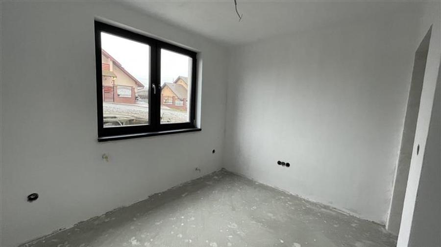 Apartament cu 3 camere la stadiul semifinisat cu loc de parcare inclus, in Crist