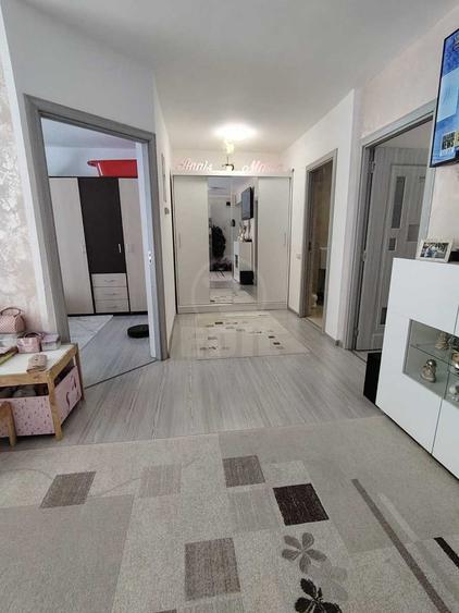 Apartament 3 camere semidecomandat zona Florilor