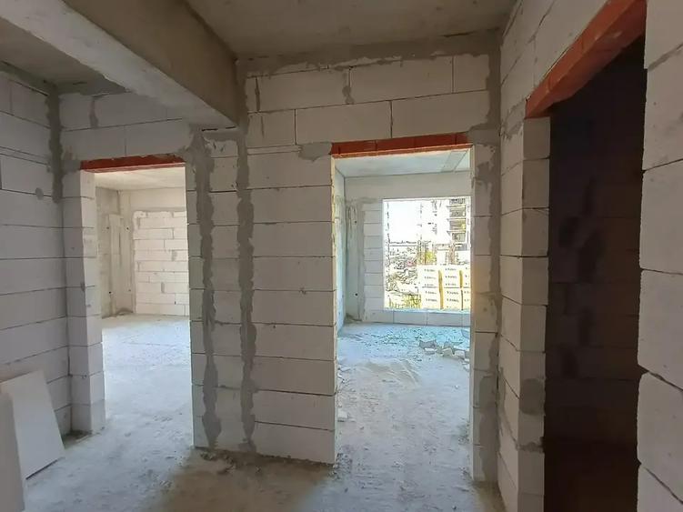 2 camere luminoase și compartimentare eficientă