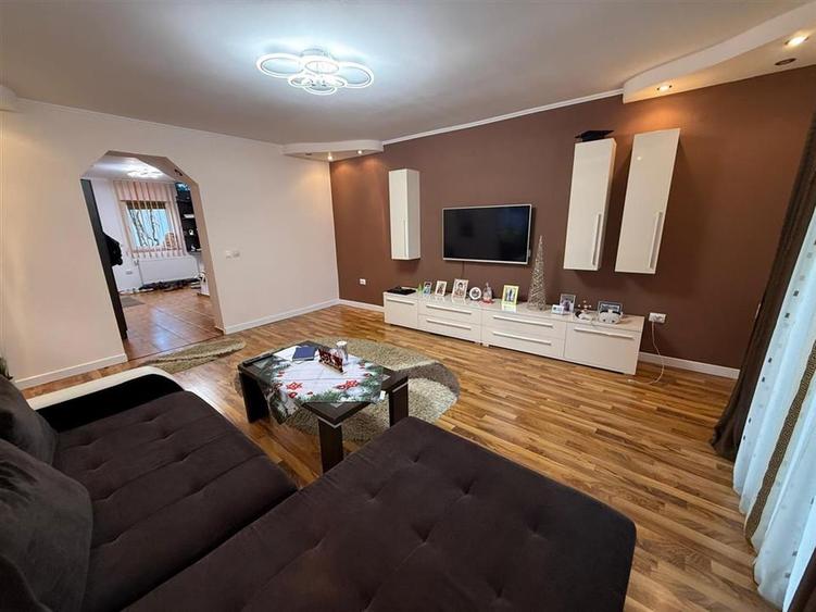 Casa individuala 5 camere 2 bai zona Terezian