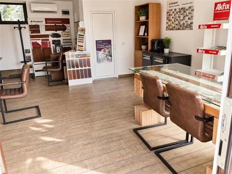 Spatiu vitrinat: Showroom + panouri publicitare + pergola + birou, Grivitei Bras