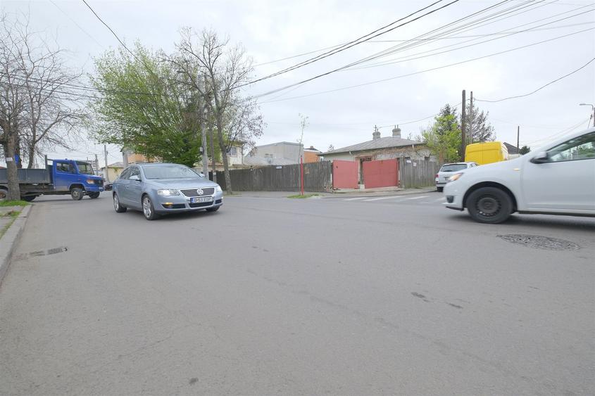 RAHOVA - Muntii Carpati, 580 mp. teren cu pozitie de colt si casa