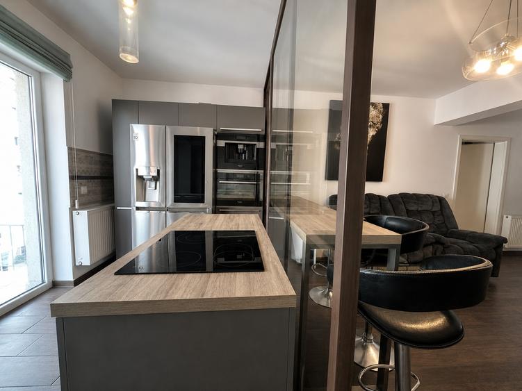 Inchiriez apartament DECOMANDAT 3 camere cu parcare si boxa