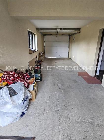 Casă/Vilă spațioasă cu etaj și garaj – Preț: 250.0