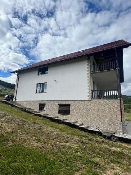 Pensiune 9 camere, iaz propriu, 3.808 mp teren -Mestecanis19 min de Vatra Dornei