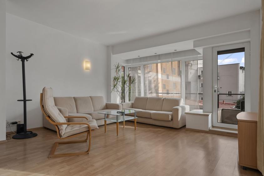 3 Splendid in Primaverii etaj 2 din 3, in bloc butic,  parcare