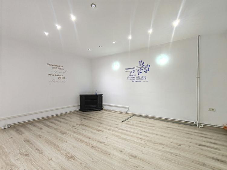 Casă 8 camere, curte generoasă