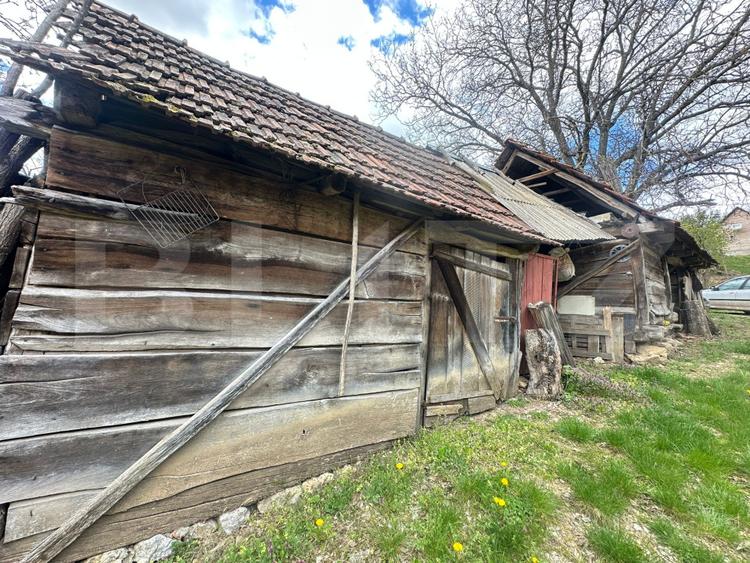 Casă cu 2.2 ha teren, liniște totală, livadă, acces asfaltat