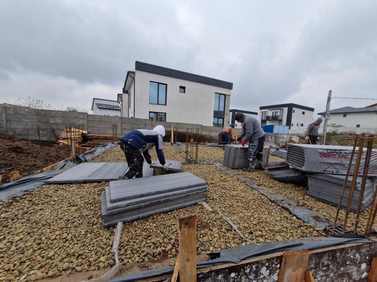Vila lux, str Pădurii-Lebada, 5 camere, 3 bai, curent 380 kw, COMISION 0padurii