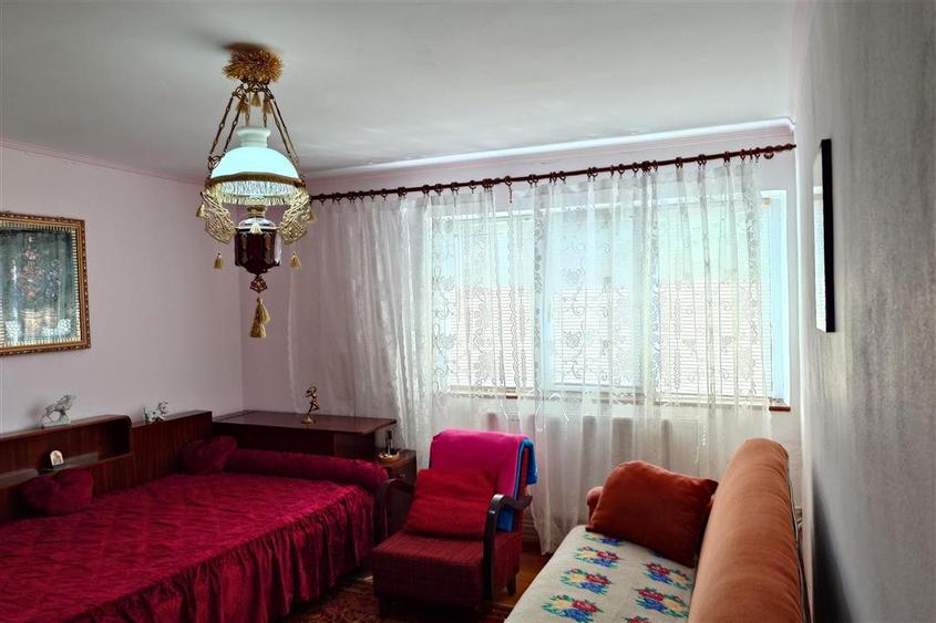 Gospodarie cu teren generos si constructii solide intr-o zona linistita