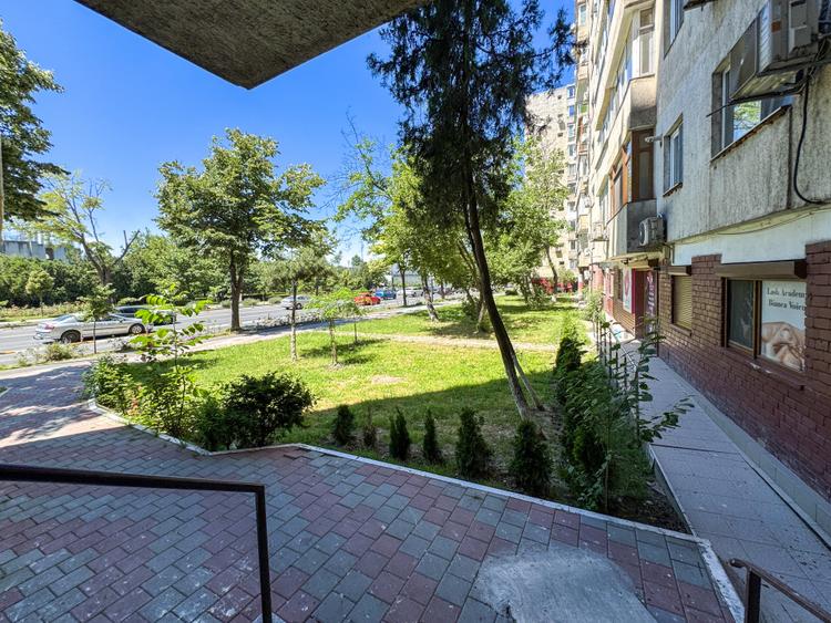 Apartament cu 2 camere de vanzare Casa de Cultura, decomandat
