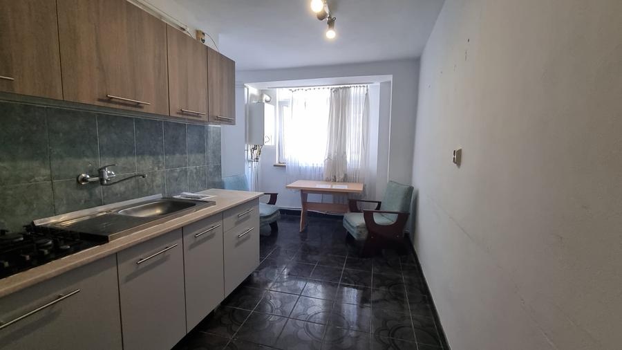 Apartament 3 camere Centru etaj 3 cu lift 92800 Euro