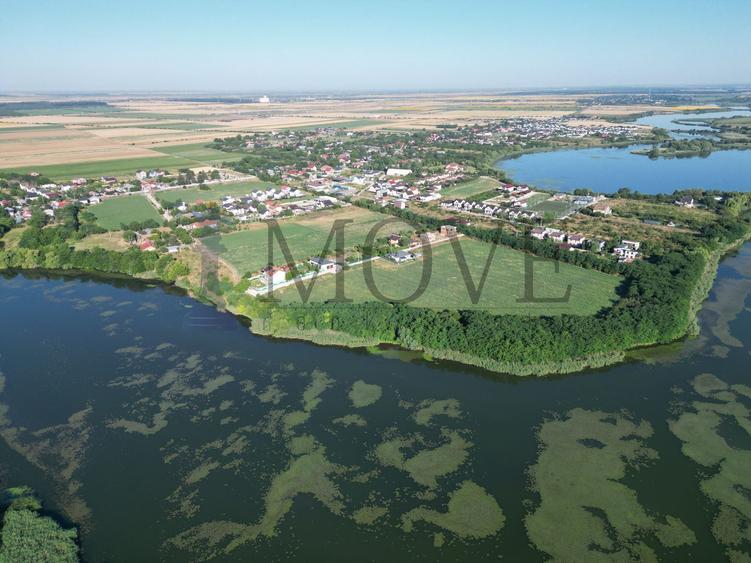 Teren in Zona Pitoreasca cu Acces la Lac