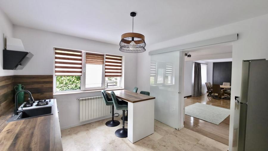 Casă individuală cu 4 dormitoare, grădină 850 mp și garaj dublu