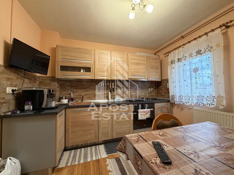 Apartament cu 3 camere, 2 bai, 2 balcoane, etajul 1 , zona Buziasului