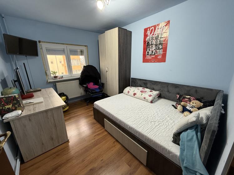 Apartament 4 camere, decomandat, 77 mp utili + 2 balcoane - Soarelui
