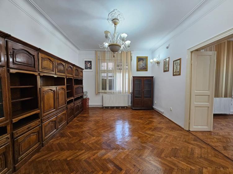 Casa eleganta cu tavane inalte si gradina superba