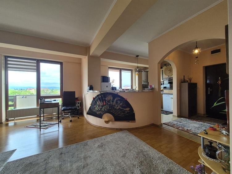 Tractoru, zonă liniștită de case, apartament spațios 3 camere cu garaj