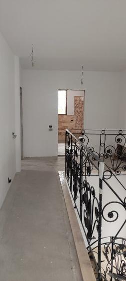 Casa in caramida  cu zidarie dubla pe toata circonferenta e planse in caramida